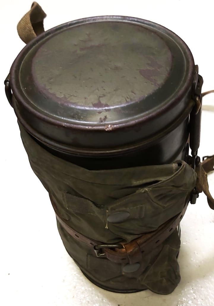 SHORT GAS MASK CANISTER 1938 WITH GAS MASK AND POUCH AND STRAPS