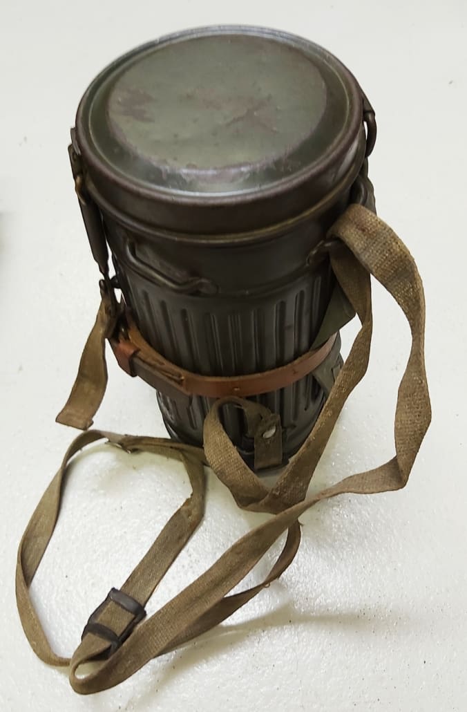 SHORT GAS MASK CANISTER 1938 WITH GAS MASK AND POUCH AND STRAPS